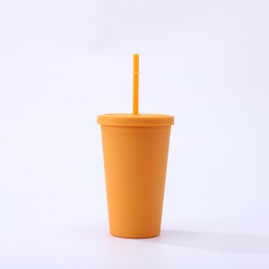 пластиковая чашка для воды