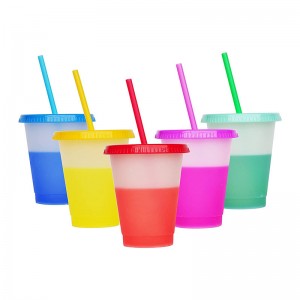 Vaso pequeño de plástico que cambia de color.